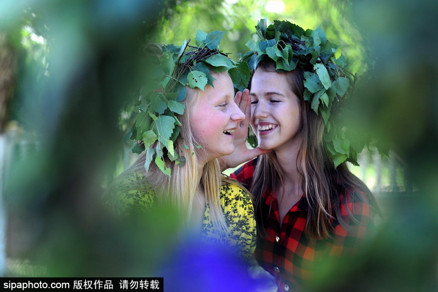 白俄羅斯民眾迎接五旬節(jié) 頭戴楓葉花冠慶祝