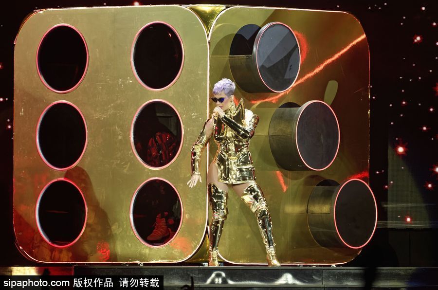 “水果姐”凱蒂·佩里巴黎火爆開(kāi)唱 “金色盔甲”超炫舞臺(tái)效果