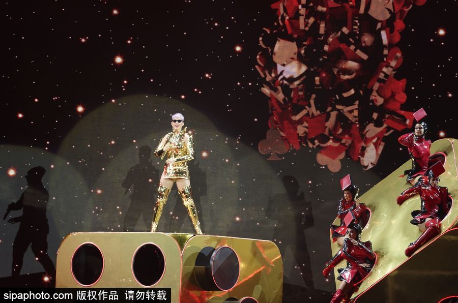 “水果姐”凱蒂·佩里巴黎火爆開唱 “金色盔甲”超炫舞臺效果