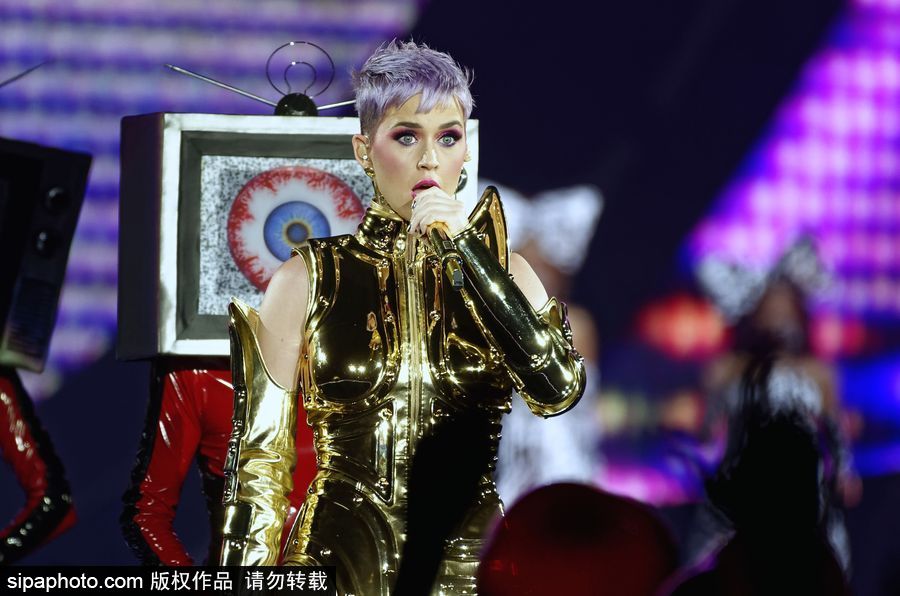 “水果姐”凱蒂·佩里巴黎火爆開唱 “金色盔甲”超炫舞臺效果