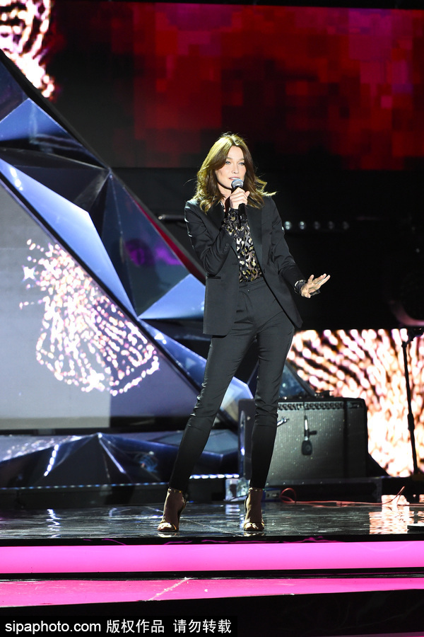 前法國總統夫人卡拉·布呂尼現身俄羅斯 現場演唱歌曲慵懶優雅