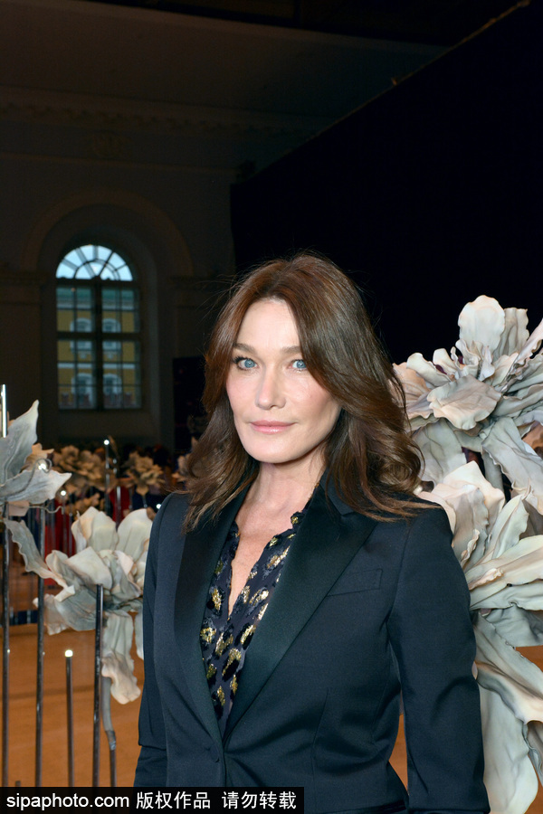 前法國總統(tǒng)夫人卡拉·布呂尼現(xiàn)身俄羅斯 現(xiàn)場演唱歌曲慵懶優(yōu)雅