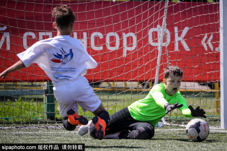 世界杯前夕看足球小子馳騁賽場(chǎng) 莫斯科舉辦國(guó)際兒童慈善足球賽