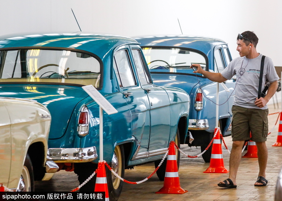 俄羅斯舉行稀有汽車拍賣會(huì) 各式古董老爺車亮相
