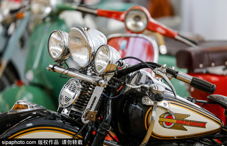 俄羅斯舉行稀有汽車拍賣會(huì) 各式古董老爺車亮相