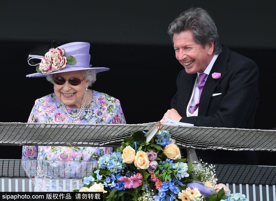 英國伊麗莎白女王出席埃普索姆賽馬會(huì) 一身紫色鮮艷減齡