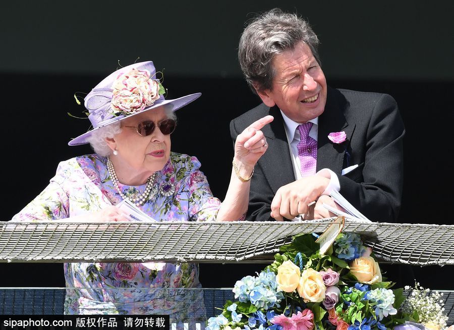 英國伊麗莎白女王出席埃普索姆賽馬會 一身紫色鮮艷減齡