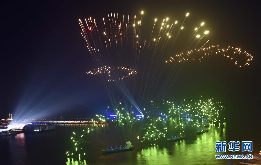 燈光焰火藝術表演在青島舉行