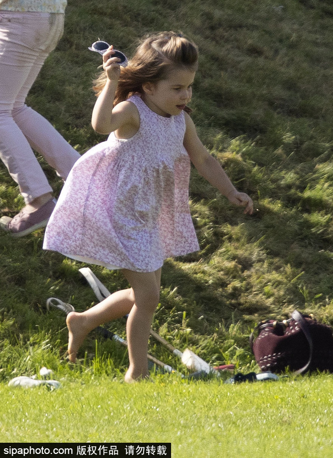凱特王妃花式帶娃 喬治王子和夏洛特公主草地玩耍放飛自我