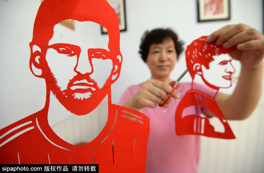 栩栩如生！河北阿姨巧手剪出世界杯球星