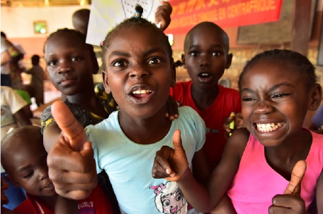 第16批中國援中非醫療隊走進中非SOS兒童村