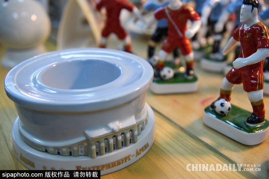 世界杯周邊產(chǎn)品誕生記 探訪俄羅斯陶瓷紀(jì)念品加工廠