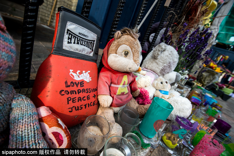 倫敦格倫費(fèi)爾塔火災(zāi)一周年紀(jì)念日 民眾自發(fā)聚集悼念遇難者