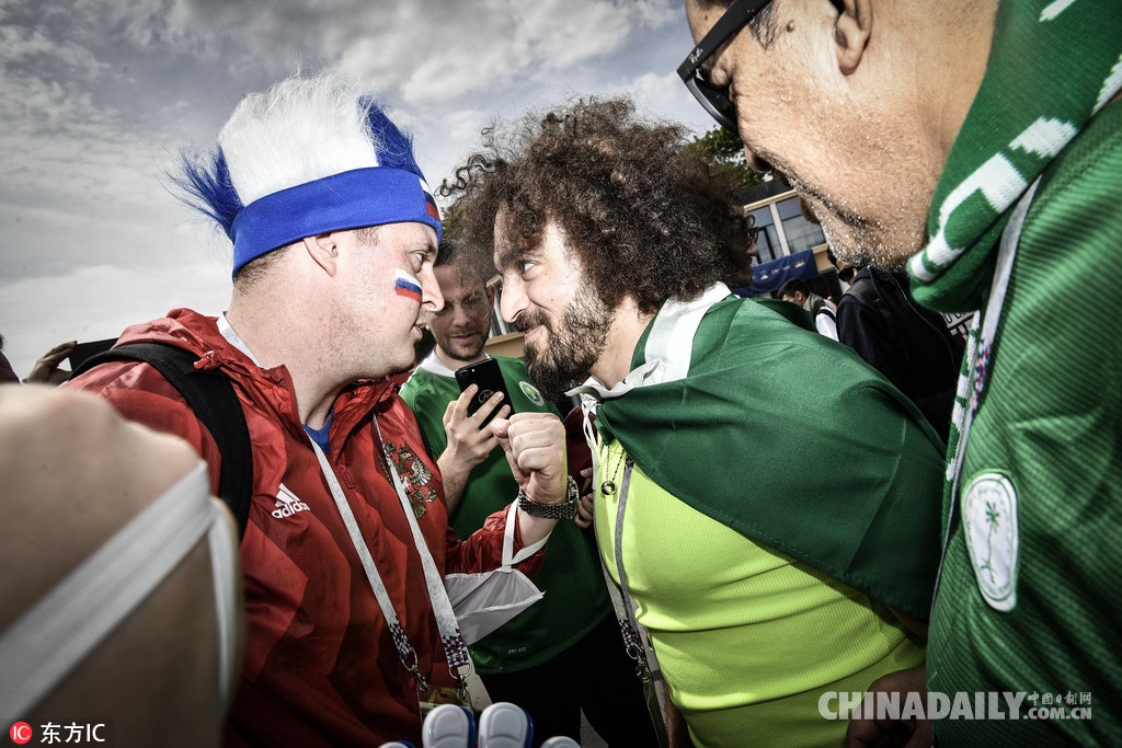 俄羅斯世界杯揭幕戰開踢在即 盧日尼基體育場外聚集大批球迷