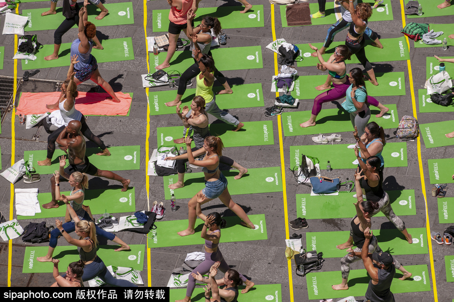 美國紐約時代廣場上演集體瑜伽 慶祝國際瑜伽日