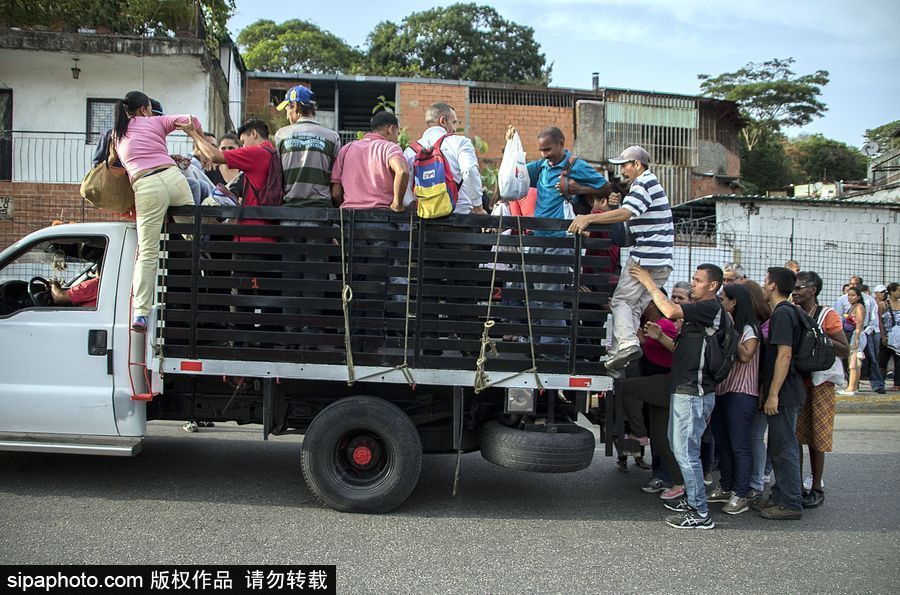 委內瑞拉公共交通滯后 民眾乘“掛票”車出行