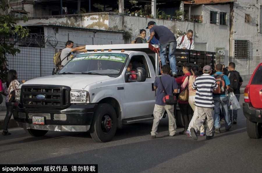 委內(nèi)瑞拉公共交通滯后 民眾乘“掛票”車(chē)出行