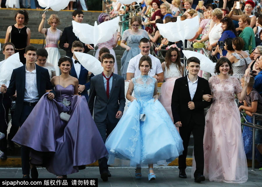 別人家的畢業游行！索契街頭禮服和氣球交織的浪漫畢業儀式
