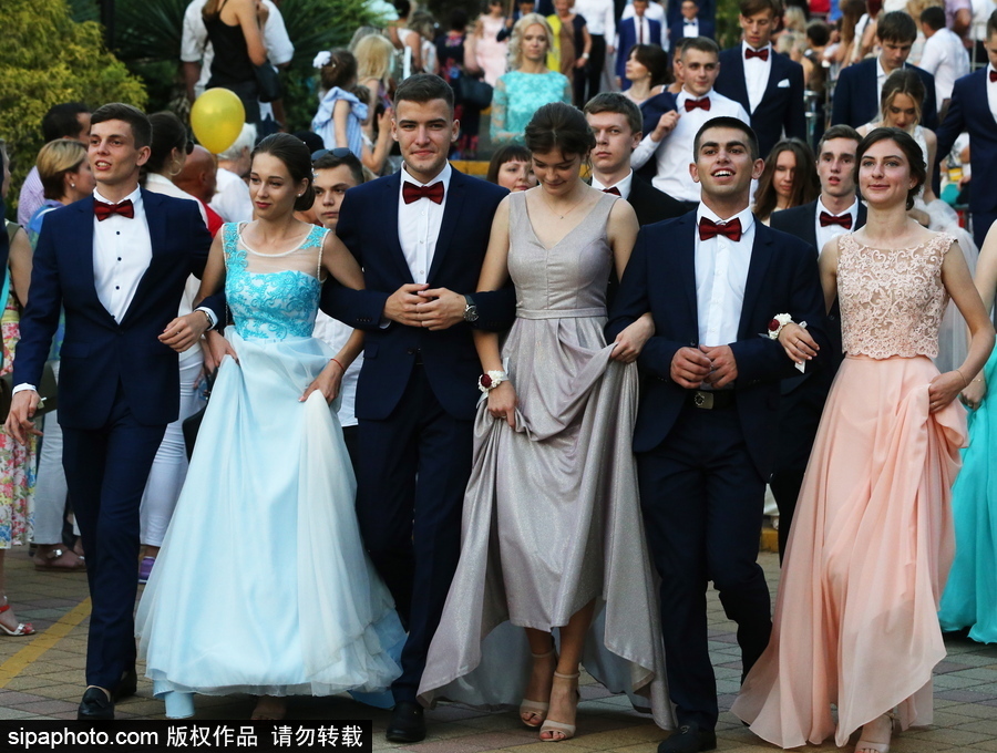 別人家的畢業游行！索契街頭禮服和氣球交織的浪漫畢業儀式