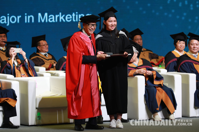 李嘉誠出席廣東汕頭大學2018屆畢業(yè)典禮