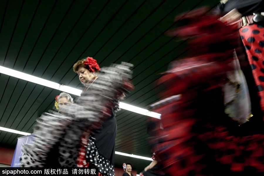 到哪都有“廣場(chǎng)舞” 西班牙老人巴西地鐵站表演精神矍鑠