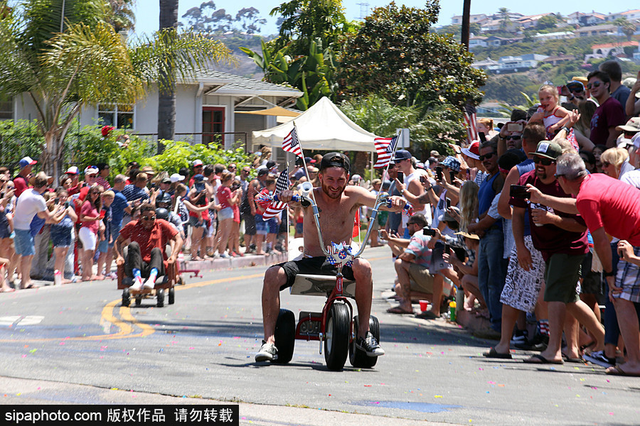成年人也瘋狂！美國圣克萊門特居民舉辦驅動式辦公椅比賽