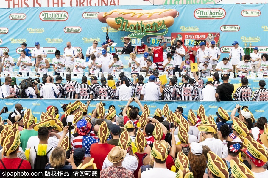 紐約布魯克林國際吃熱狗大賽落幕 選手破紀錄食量驚人