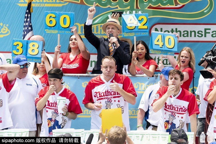 紐約布魯克林國際吃熱狗大賽落幕 選手破紀錄食量驚人