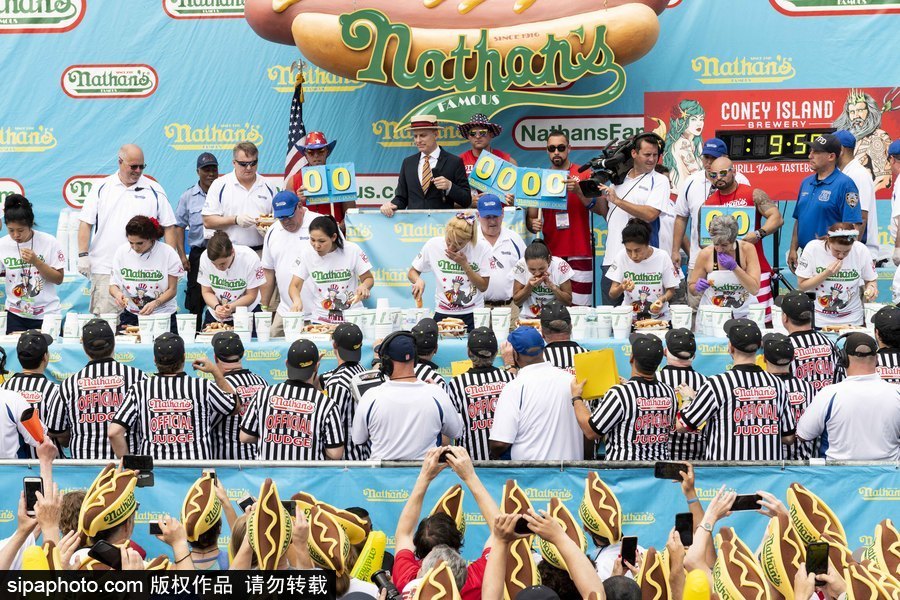 紐約布魯克林國際吃熱狗大賽落幕 選手破紀錄食量驚人