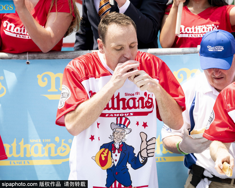 紐約布魯克林國際吃熱狗大賽落幕 選手破紀錄食量驚人