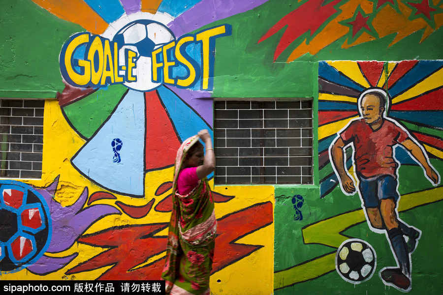 孟加拉國達卡街頭現(xiàn)世界杯主題壁畫 色彩繽紛氛圍濃厚