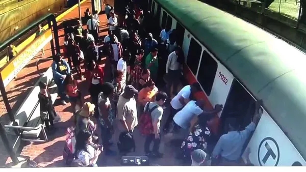 美國女子腿卡站臺，哭求別叫救護車，美國醫療費到底有多貴？