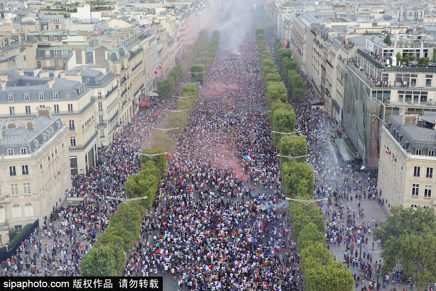 法國奪得世界杯冠軍 俯瞰巴黎香榭麗舍大道擠滿球迷熱烈壯觀