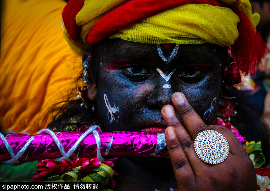 造型夸張形態(tài)各異！印度人民走上街頭慶祝扎格納特乘車節(jié)
