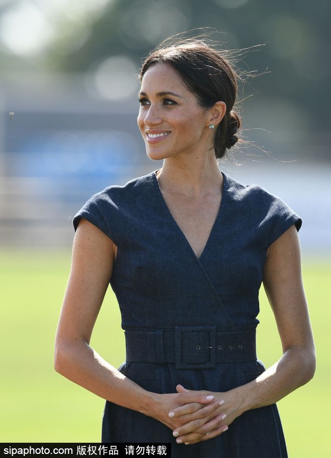 英國哈里王子攜梅根王妃出席活動 親密無間大秀恩愛