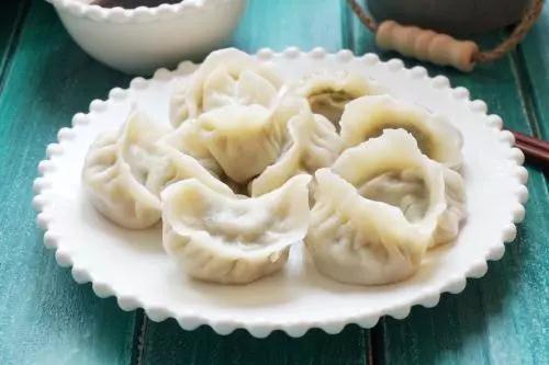 【學中文懂中國】英國小哥有點飄了，都敢和中國小姐姐比賽包餃子了！