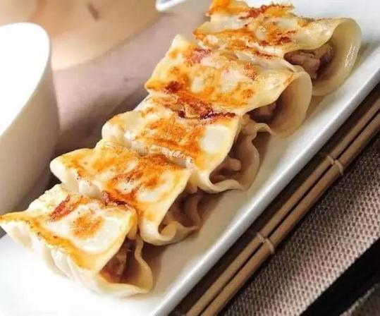 【學中文懂中國】英國小哥有點飄了，都敢和中國小姐姐比賽包餃子了！