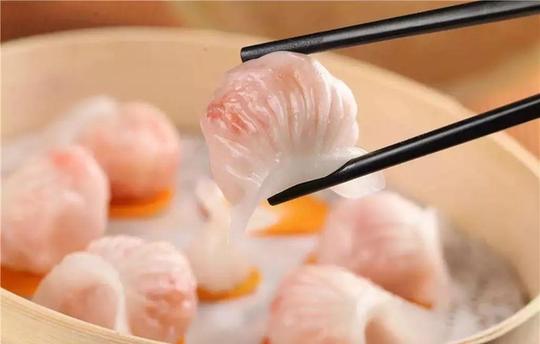 【學中文懂中國】英國小哥有點飄了，都敢和中國小姐姐比賽包餃子了！