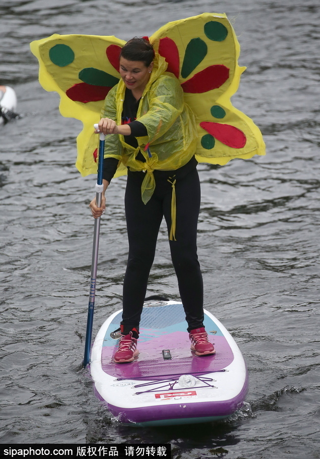 圣彼得堡上演槳板沖浪節 選手奇裝異服亮相歡樂搞笑
