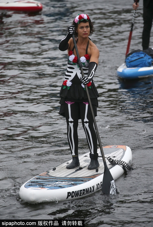 圣彼得堡上演槳板沖浪節 選手奇裝異服亮相歡樂搞笑