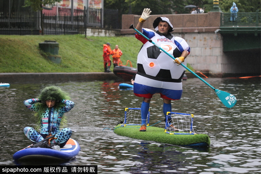 圣彼得堡上演槳板沖浪節(jié) 選手奇裝異服亮相歡樂搞笑