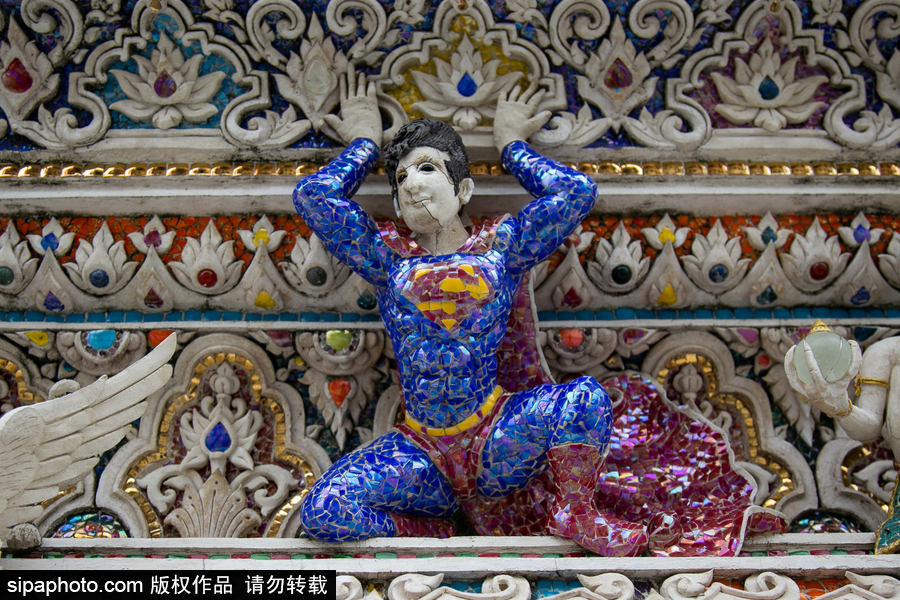泰國曼谷一廟宇驚現(xiàn)超人、皮卡丘等動漫雕像 跨界裝飾創(chuàng)意無窮！