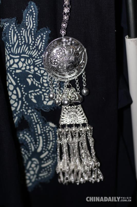 湘西用“傳統(tǒng)工藝+現(xiàn)代設(shè)計(jì)”煥發(fā)苗繡服飾活力