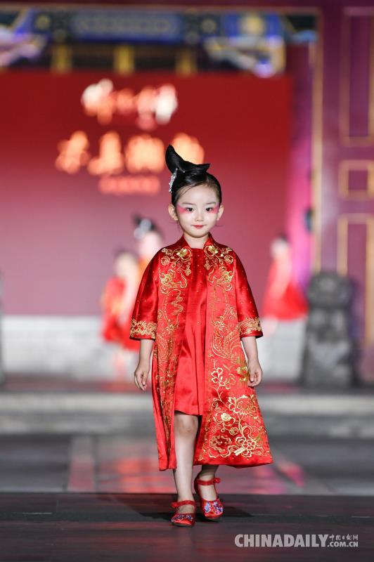 湘西用“傳統工藝+現代設計”煥發苗繡服飾活力