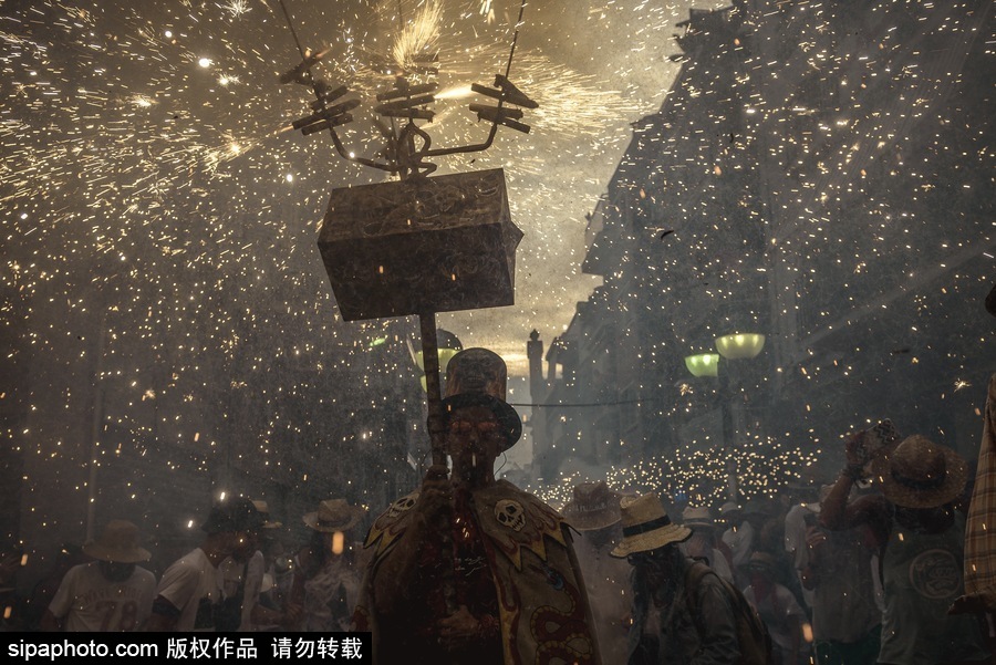 西班牙錫切斯狂歡節：創意煙火秀點亮夜空嗨翻全場