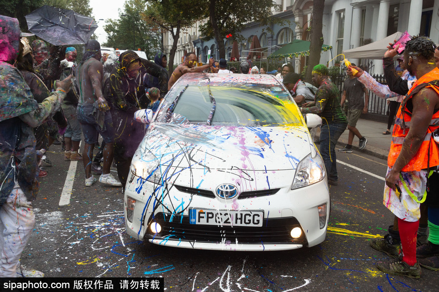 英國(guó)倫敦諾丁山狂歡節(jié)首日：肆意潑墨享受涂鴉樂(lè)趣 超100萬(wàn)人參與狂歡活動(dòng)