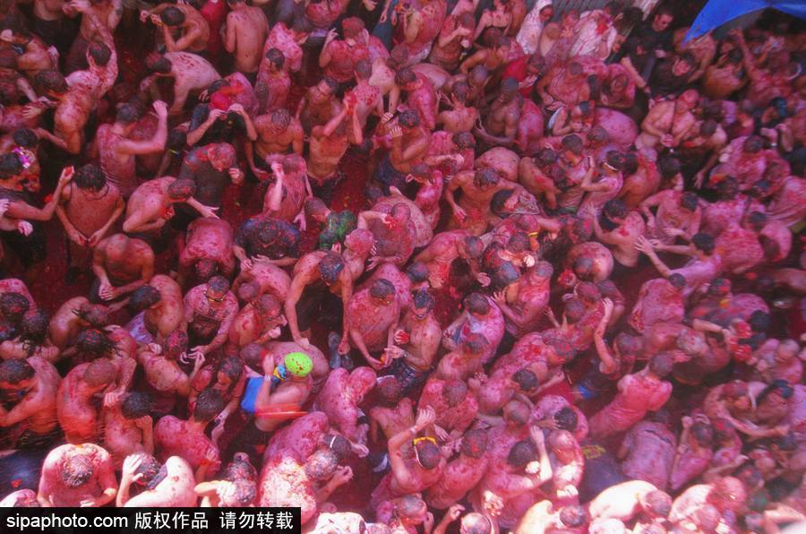 “血色”浪漫！直擊西班牙番茄節現場 互擲番茄毫不手軟