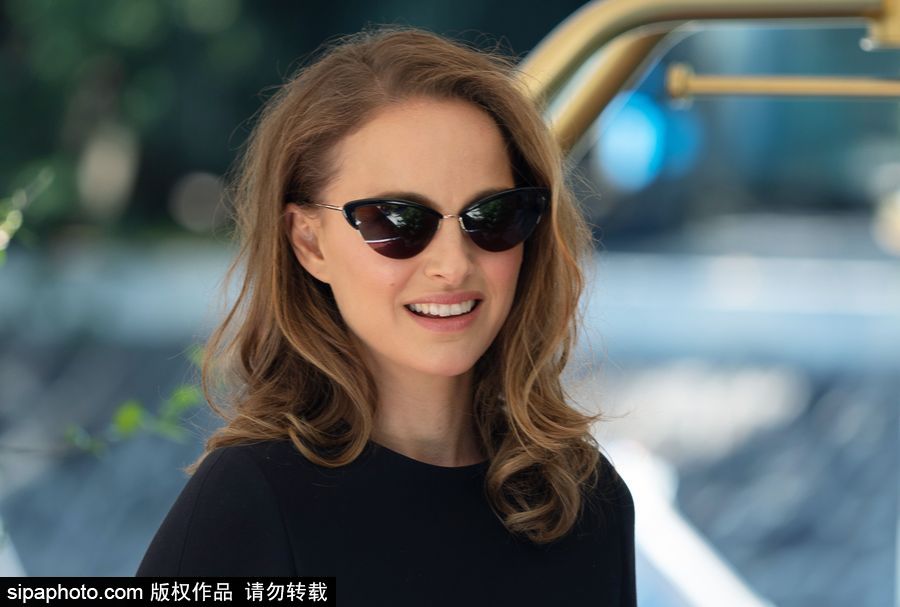 75屆威尼斯：娜塔莉·波特曼身著一襲小黑裙優(yōu)雅抵達水城