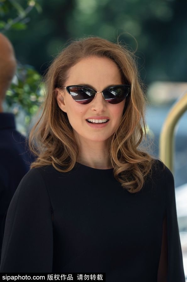 75屆威尼斯：娜塔莉·波特曼身著一襲小黑裙優雅抵達水城