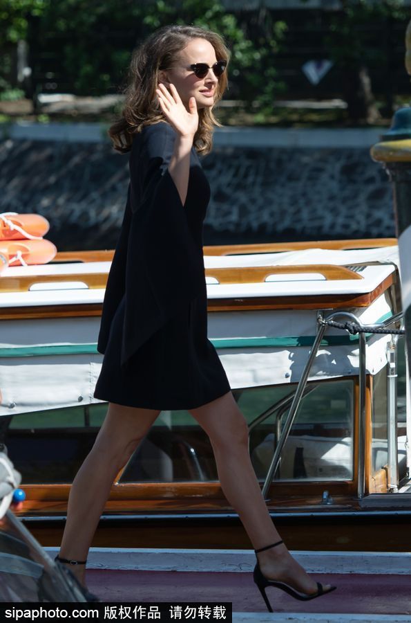 75屆威尼斯：娜塔莉·波特曼身著一襲小黑裙優雅抵達水城